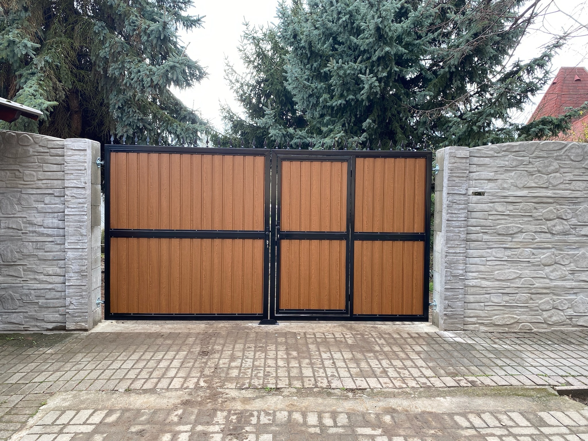 Egyedi tervezésű kapu